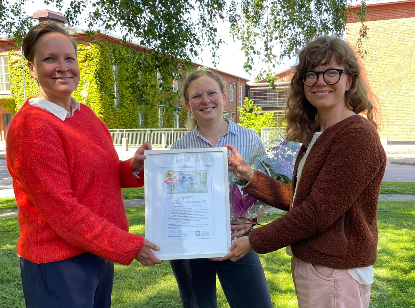 Johanna Andersson delar ut diplom för Årets cirkulära projekt till Lina Frälsegård och Lisa Kihlström från Göteborgs stad